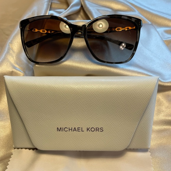 Michael Kors Accessories - 🤎Gorgeous Michael Kors Sunglasses🤎